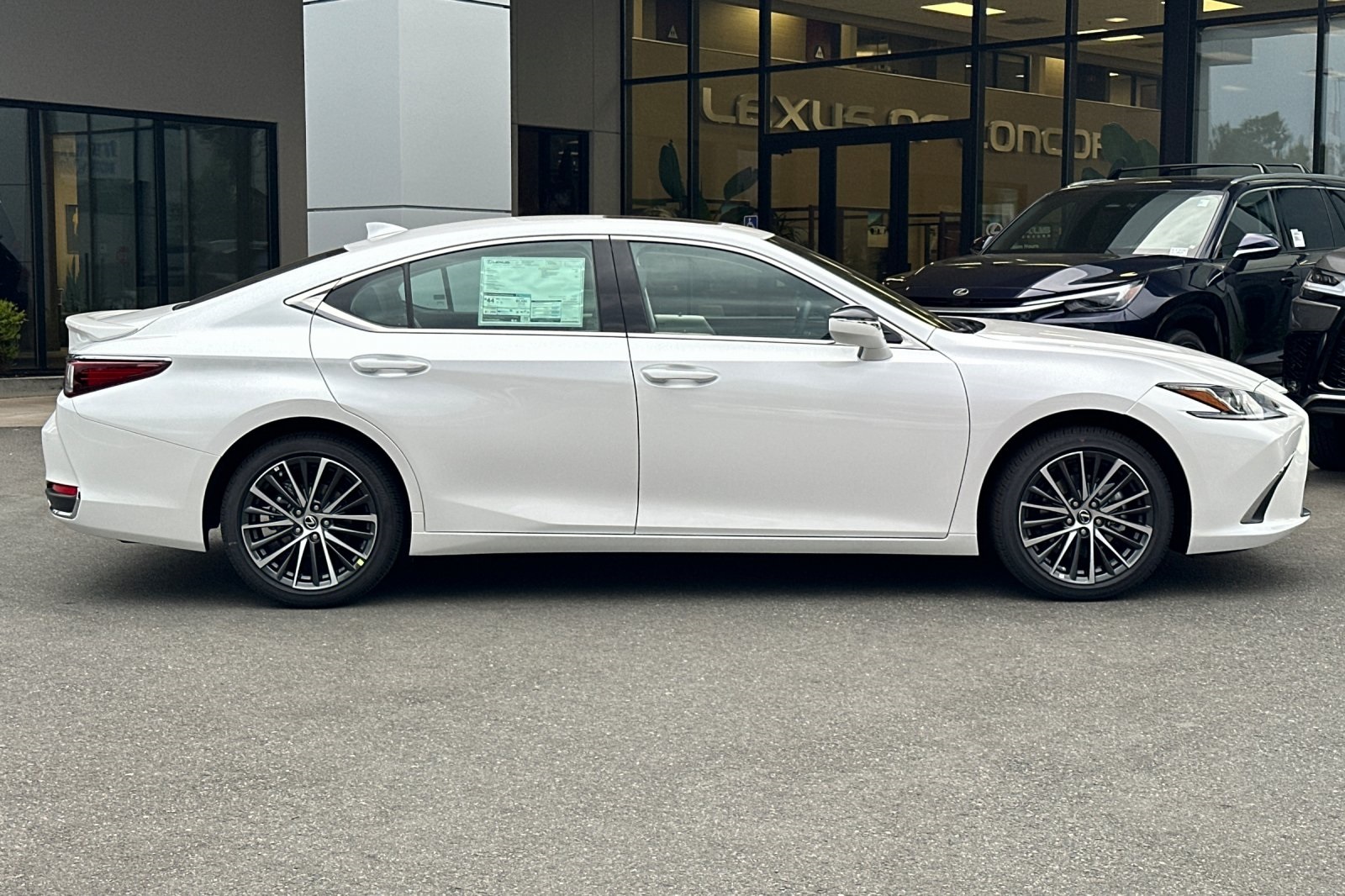 2025 Lexus ES 300h photo 3