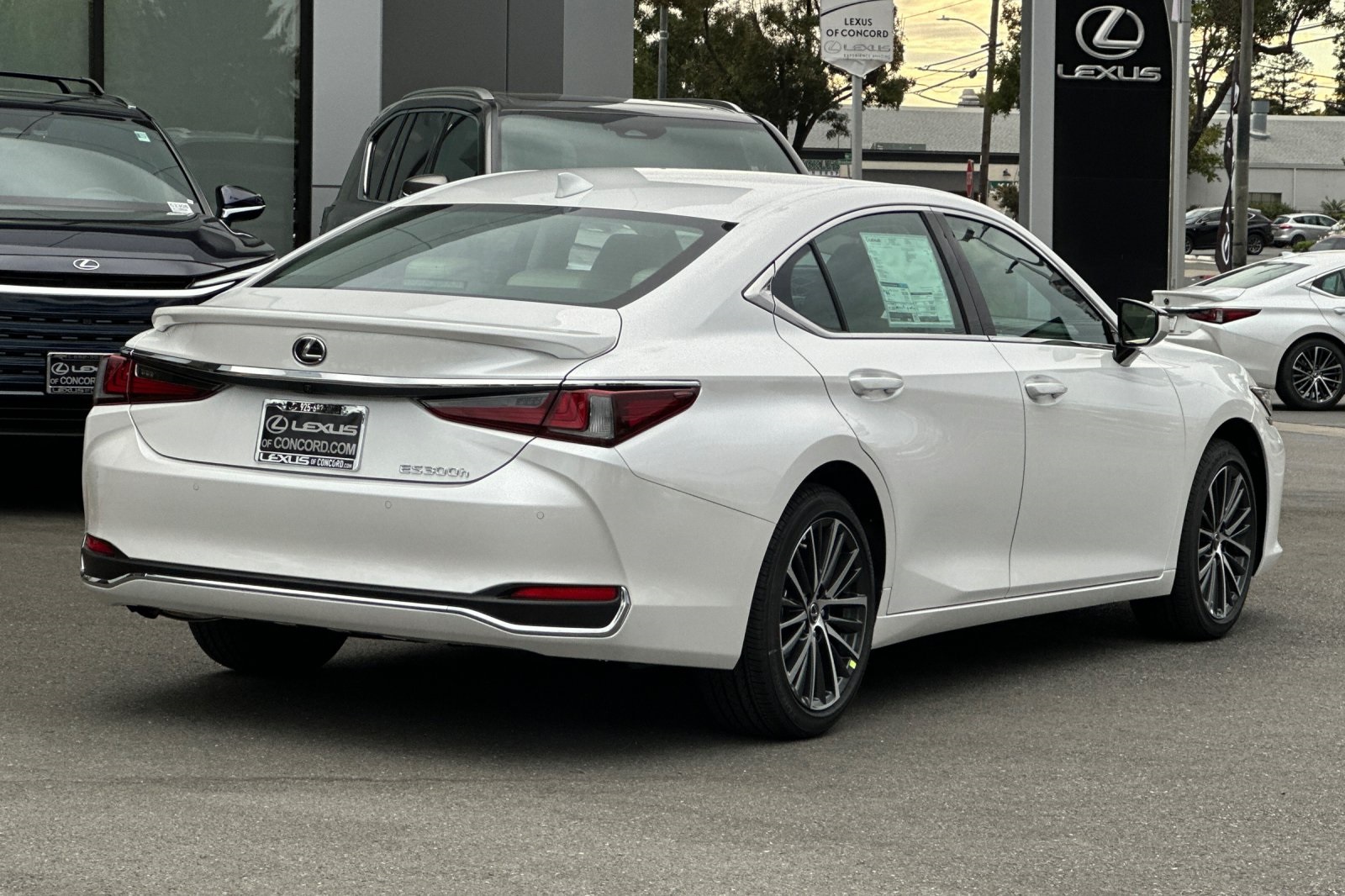 2025 Lexus ES 300h photo 4