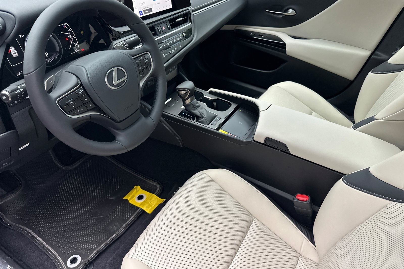 2025 Lexus ES 300h photo 7