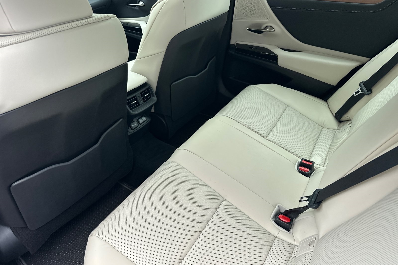 2025 Lexus ES 300h photo 9