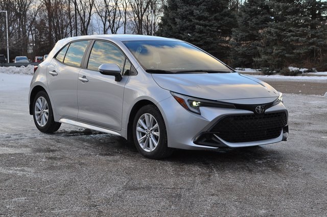 2025 Toyota Corolla Hatchback SE's photo