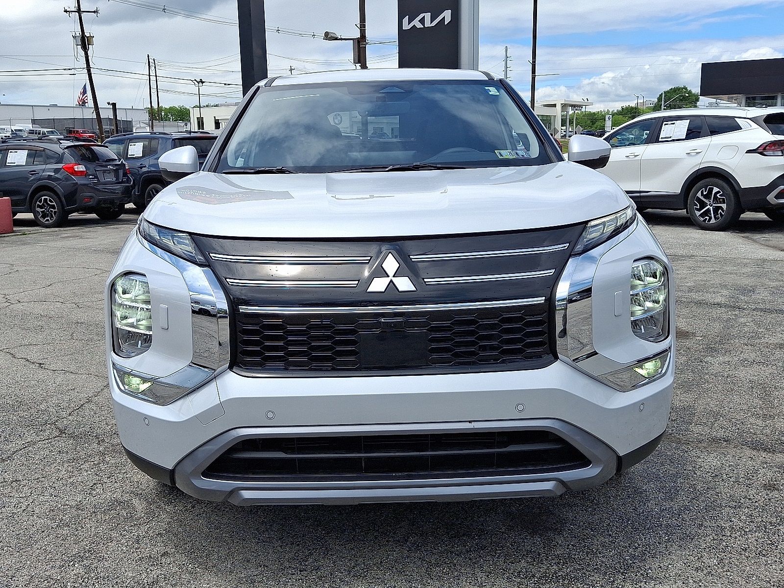 2025 Mitsubishi Outlander SE photo 2