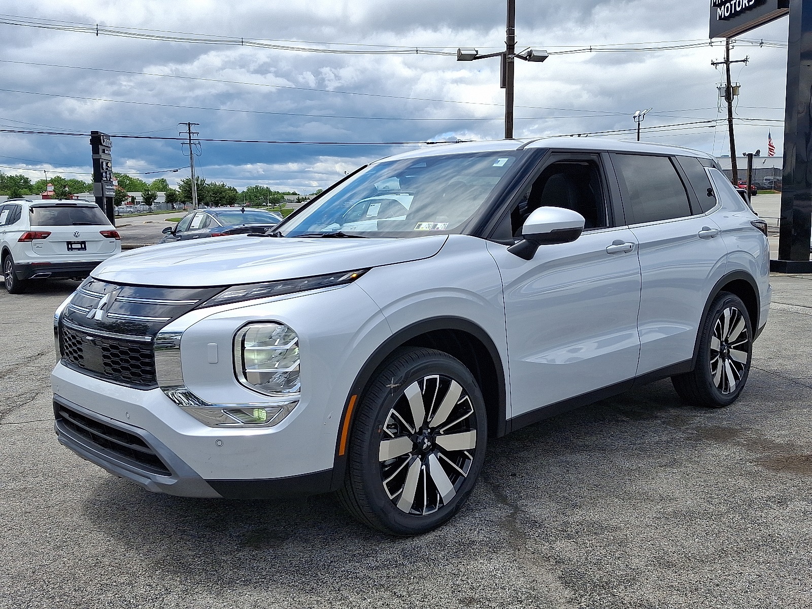2025 Mitsubishi Outlander SE photo 3