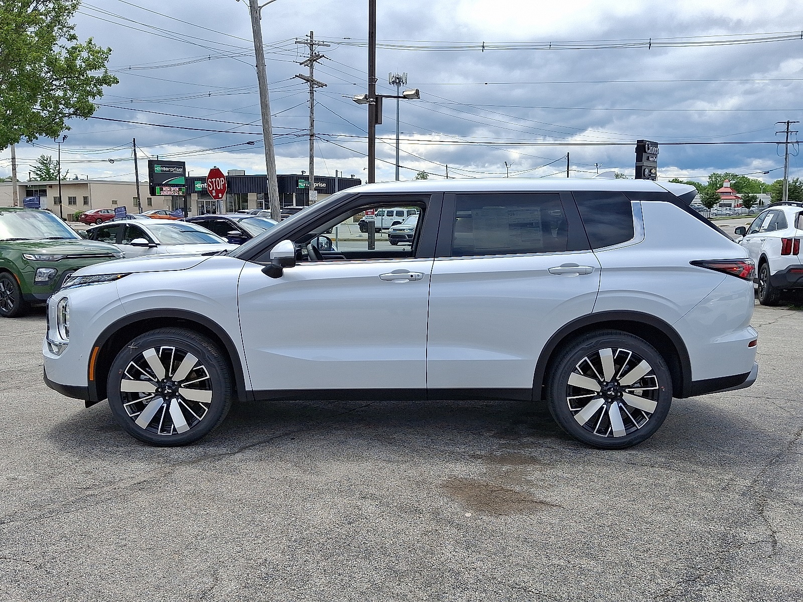 2025 Mitsubishi Outlander SE photo 4