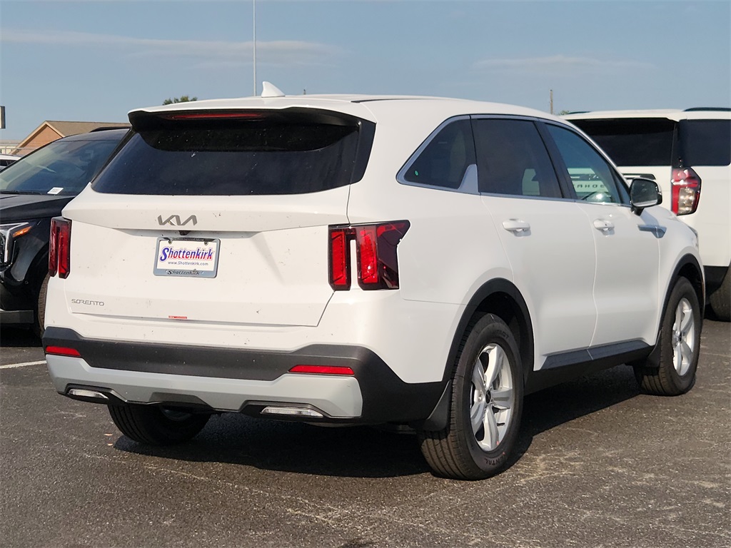 2026 Kia Sorento LX photo 3