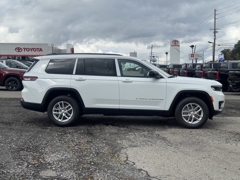 2025 Jeep Grand Cherokee Laredo photo 2