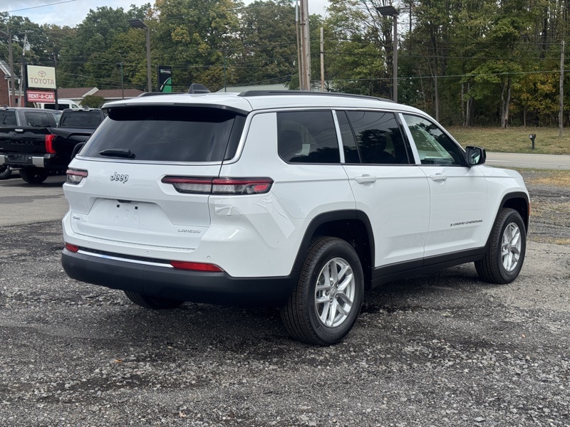 2025 Jeep Grand Cherokee Laredo photo 3