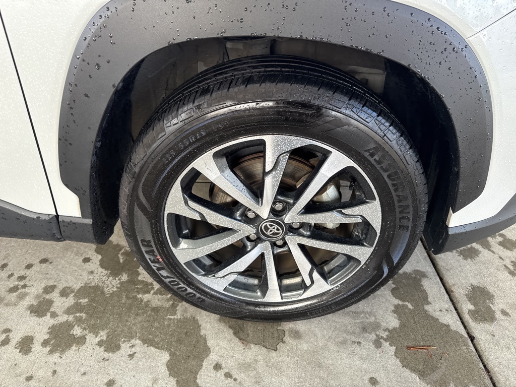 Used 2024 Toyota Corolla Cross XLE with VIN 7MUDAABGXRV087243 for sale in Kansas City