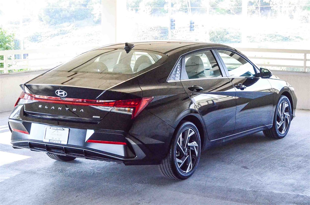 2025 Hyundai Elantra Hybrid Limited photo 2