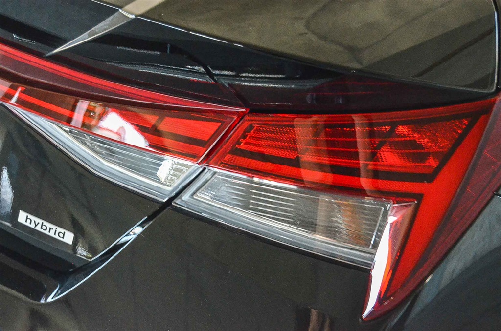 2025 Hyundai Elantra Hybrid Limited photo 3