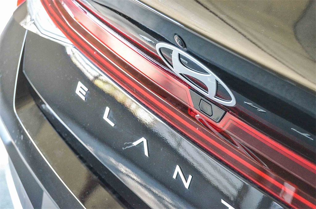 2025 Hyundai Elantra Hybrid Limited photo 4