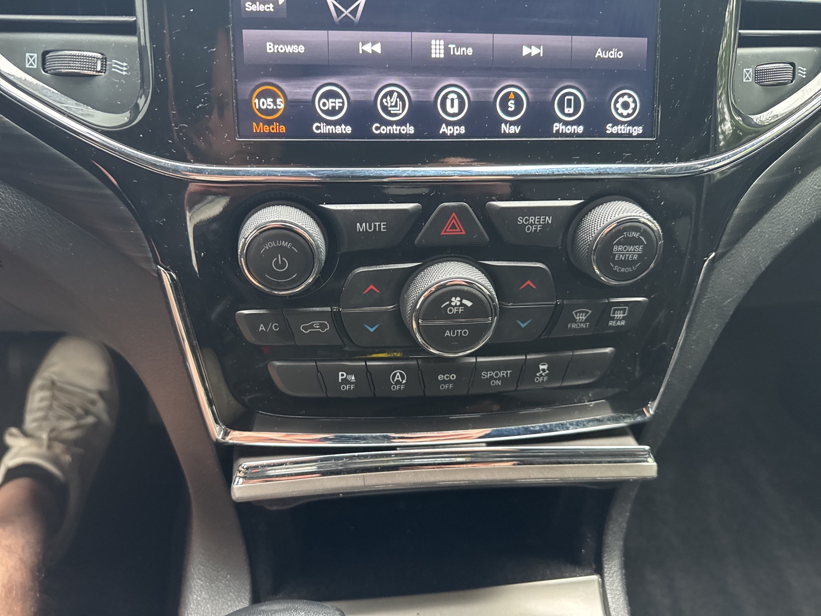 2021 Diamond Black Crystal Pearlcoat Jeep Grand Cherokee Laredo X 4X4 SUV