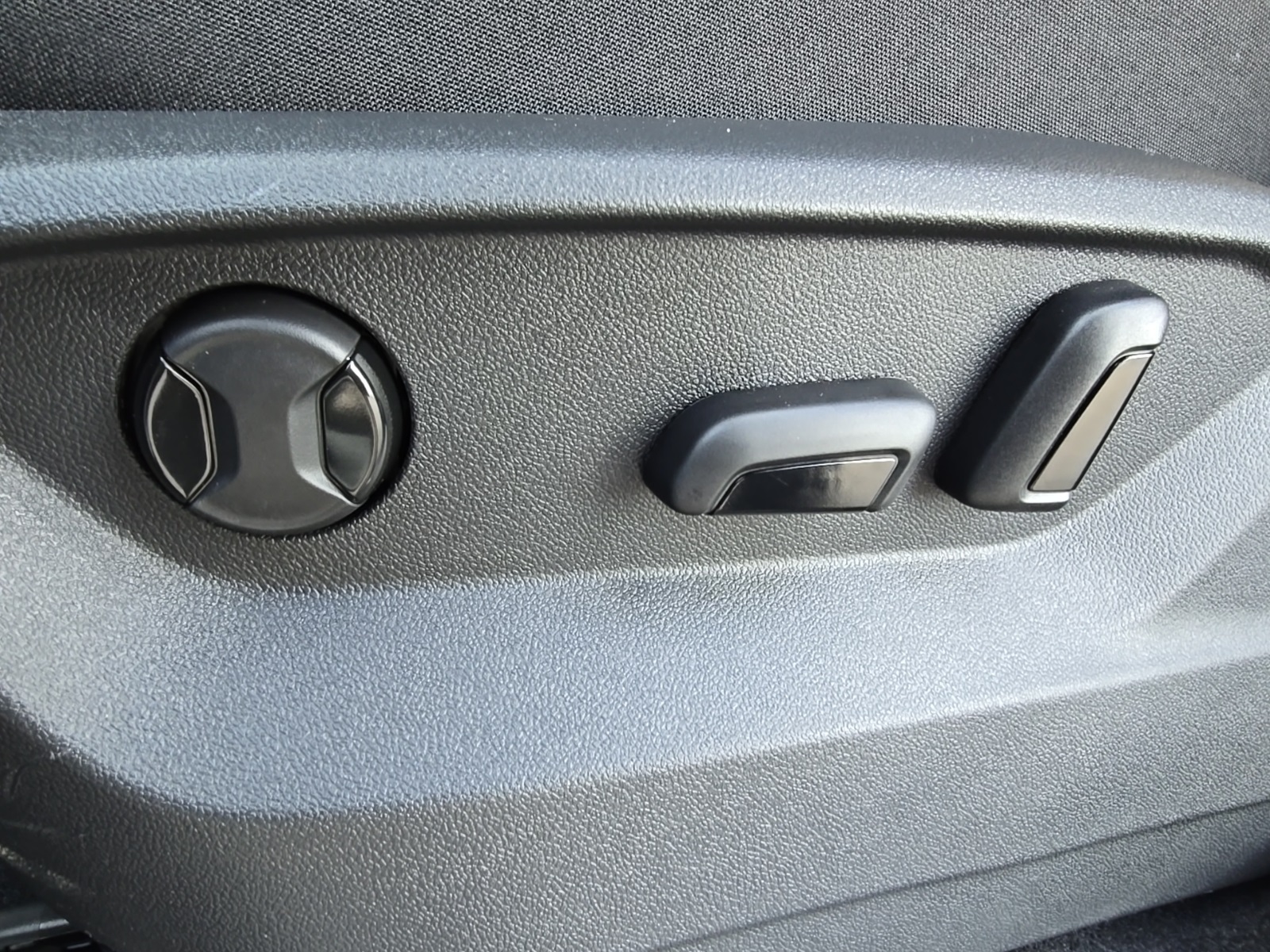 new 2026 Volkswagen Atlas Cross Sport car, priced at $46,701