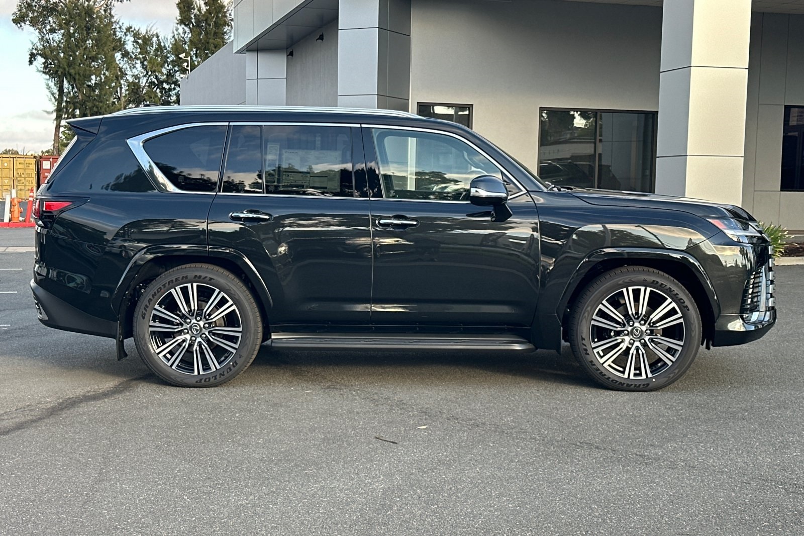 2025 Lexus LX 600 Luxury photo 2