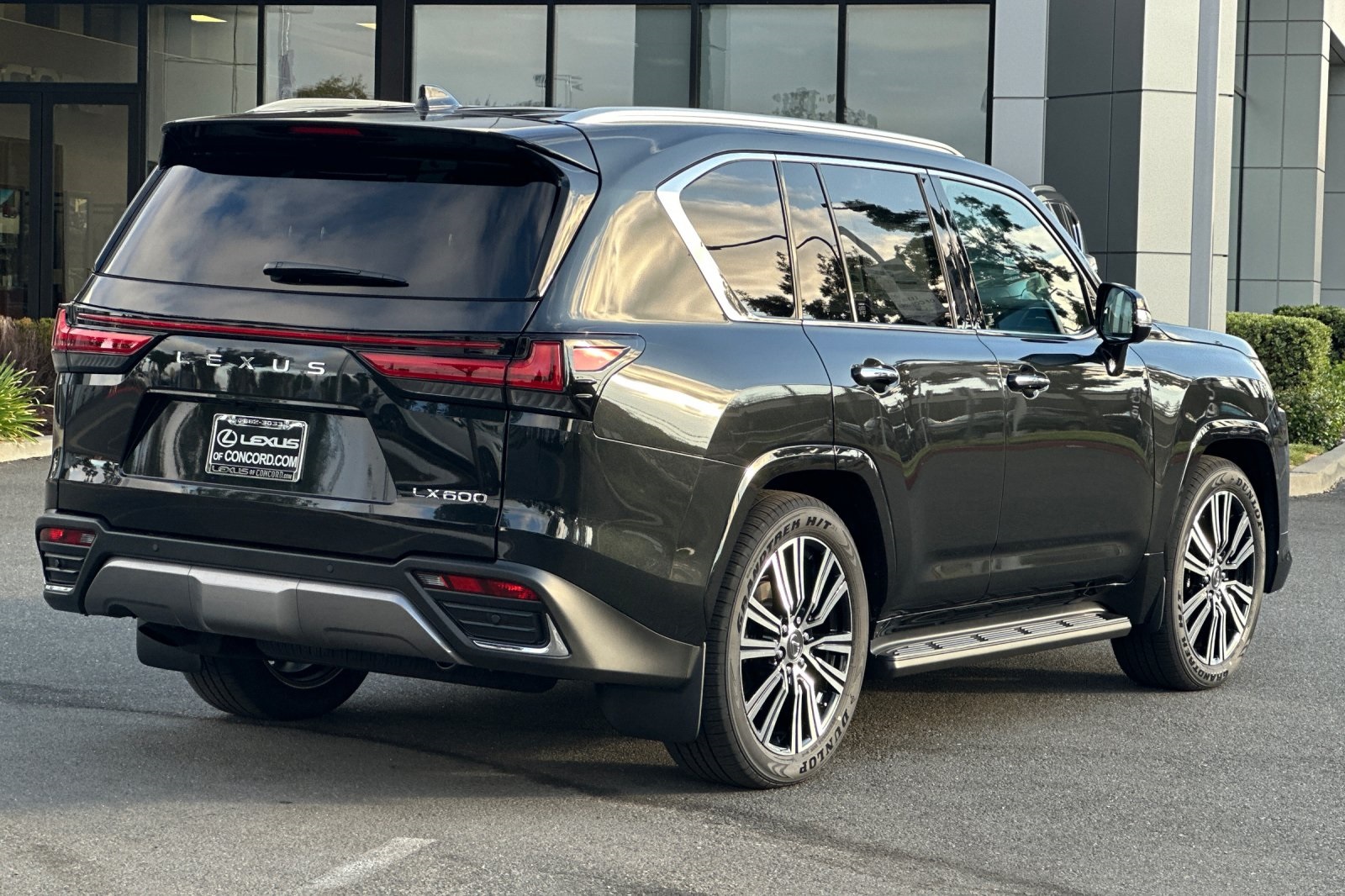 2025 Lexus LX 600 Luxury photo 3