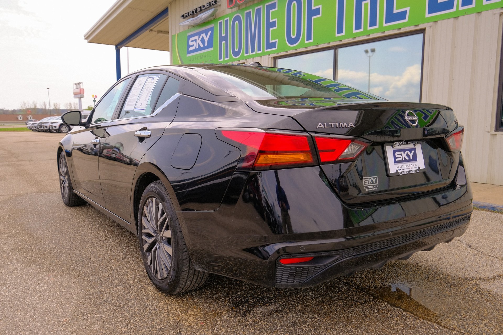Used 2023 Nissan Altima SV with VIN 1N4BL4DV6PN312369 for sale in Center Point, IA