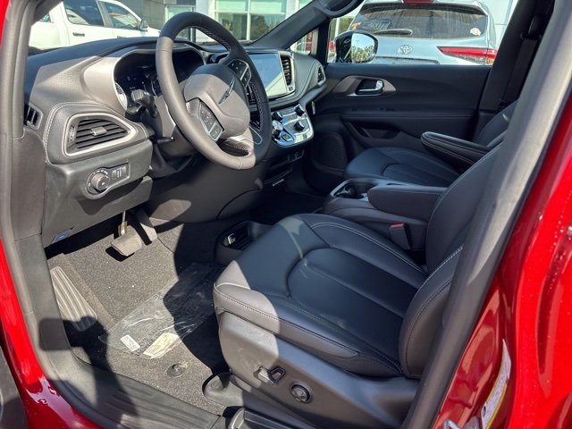 2026 Chrysler Pacifica photo 14