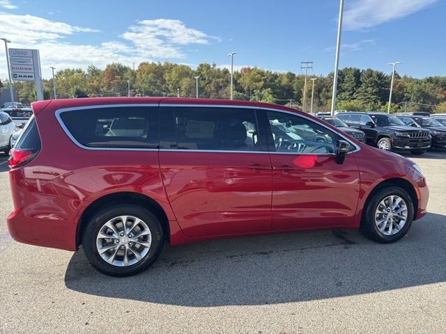 2026 Chrysler Pacifica photo 7