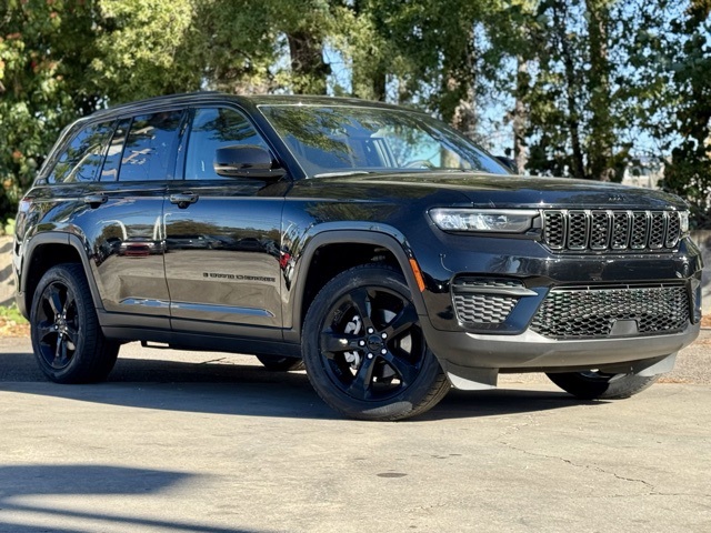 2023 Jeep Grand Cherokee Altitude's photo