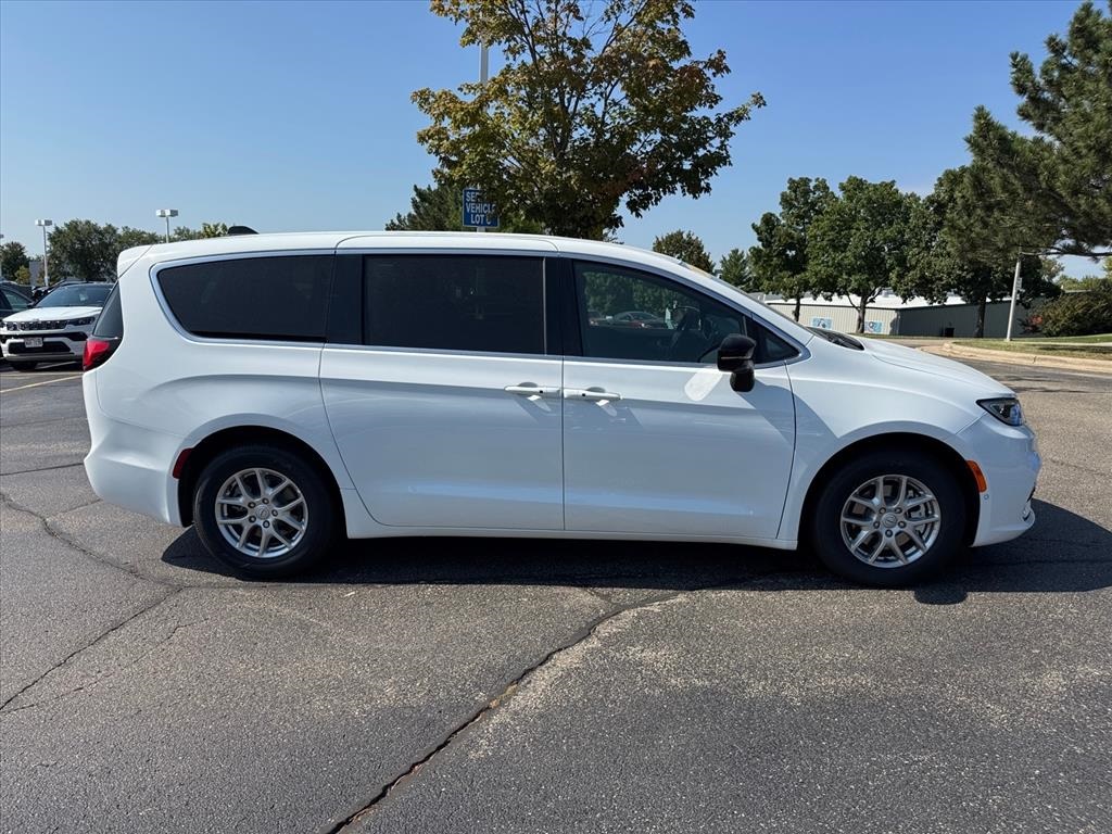 2026 Chrysler Pacifica photo 2