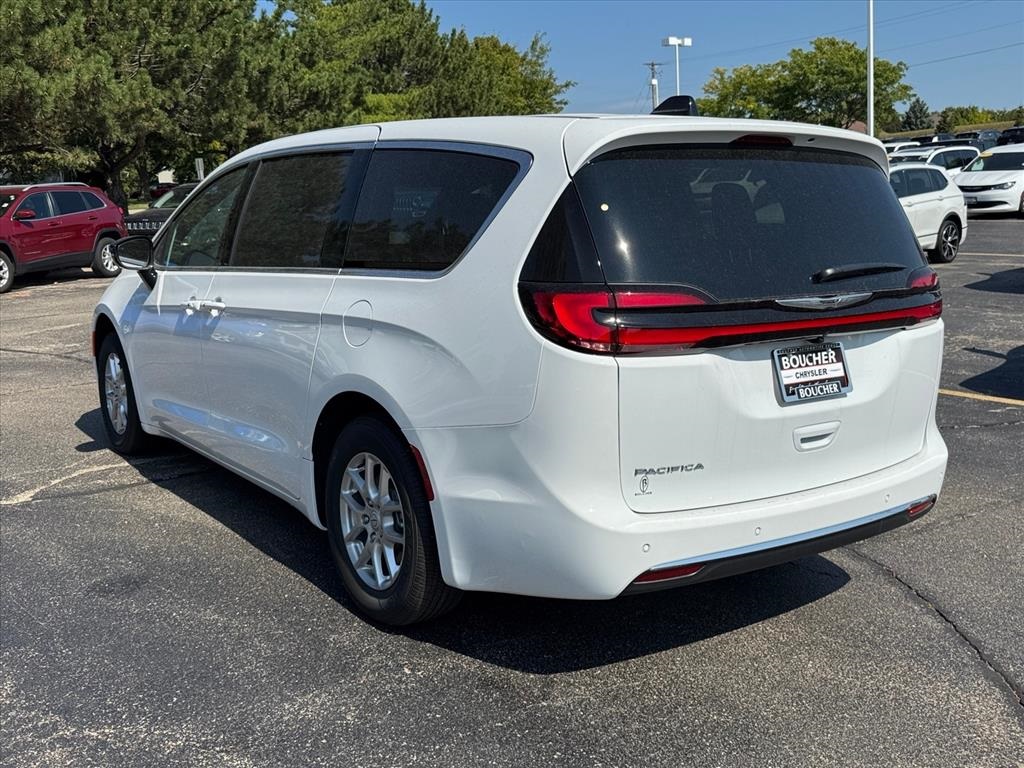 2026 Chrysler Pacifica photo 3
