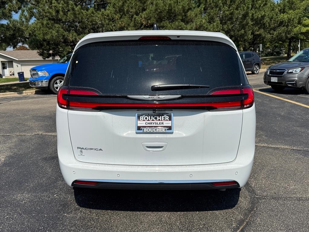 2026 Chrysler Pacifica photo 4
