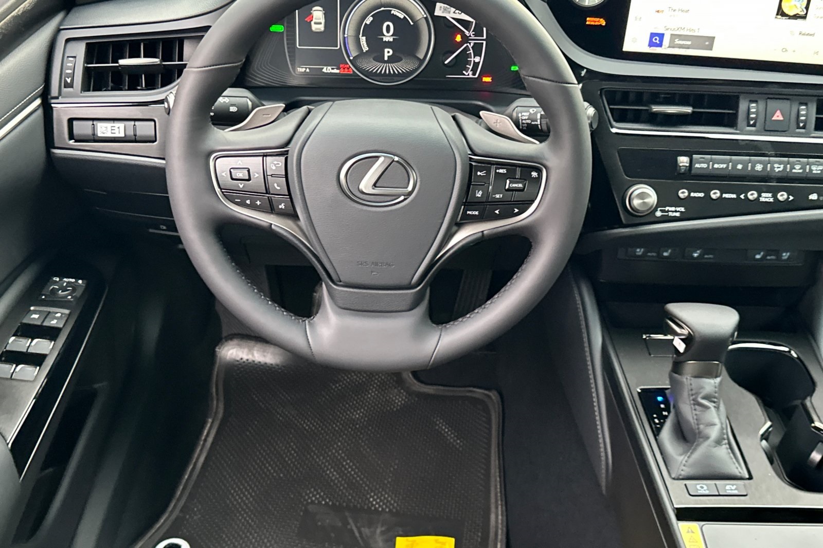 2025 Lexus ES 300h photo 11