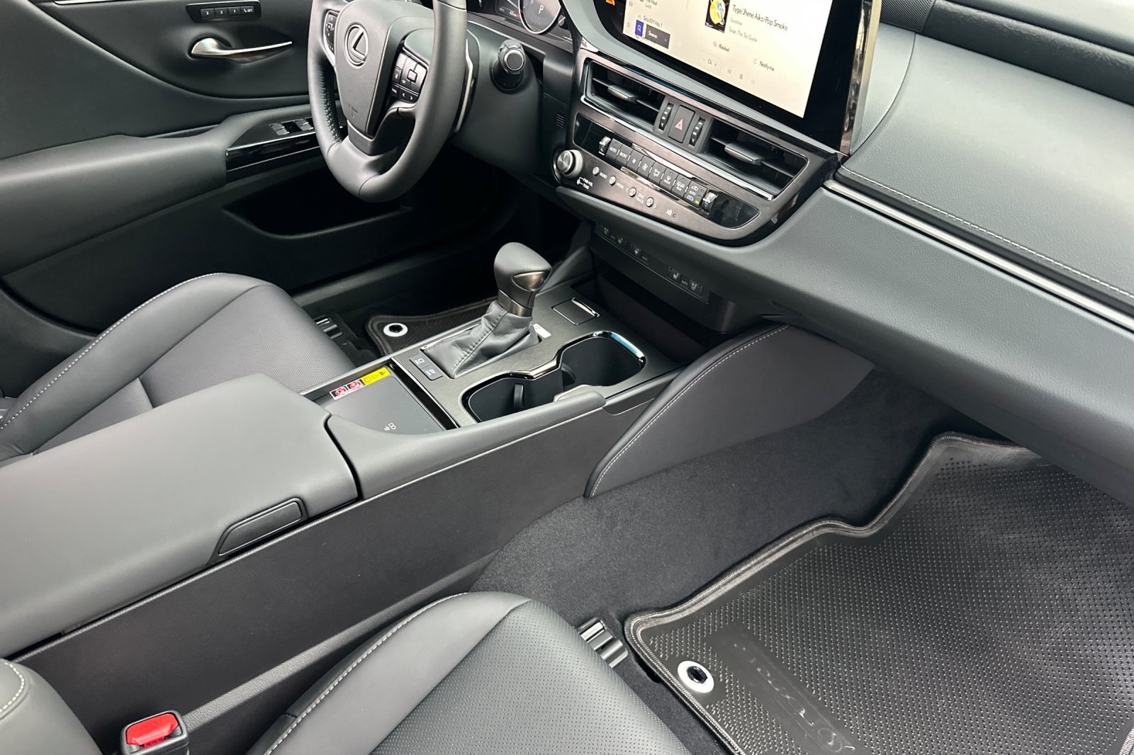 2025 Lexus ES 300h photo 12