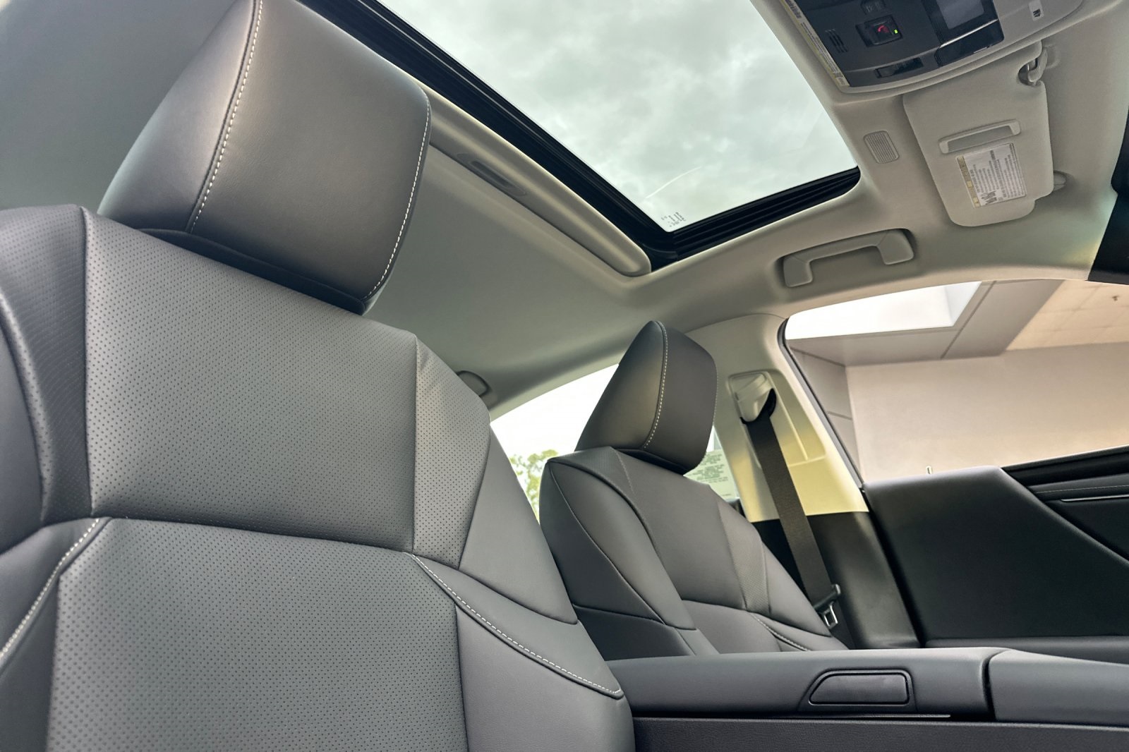 2025 Lexus ES 300h photo 13