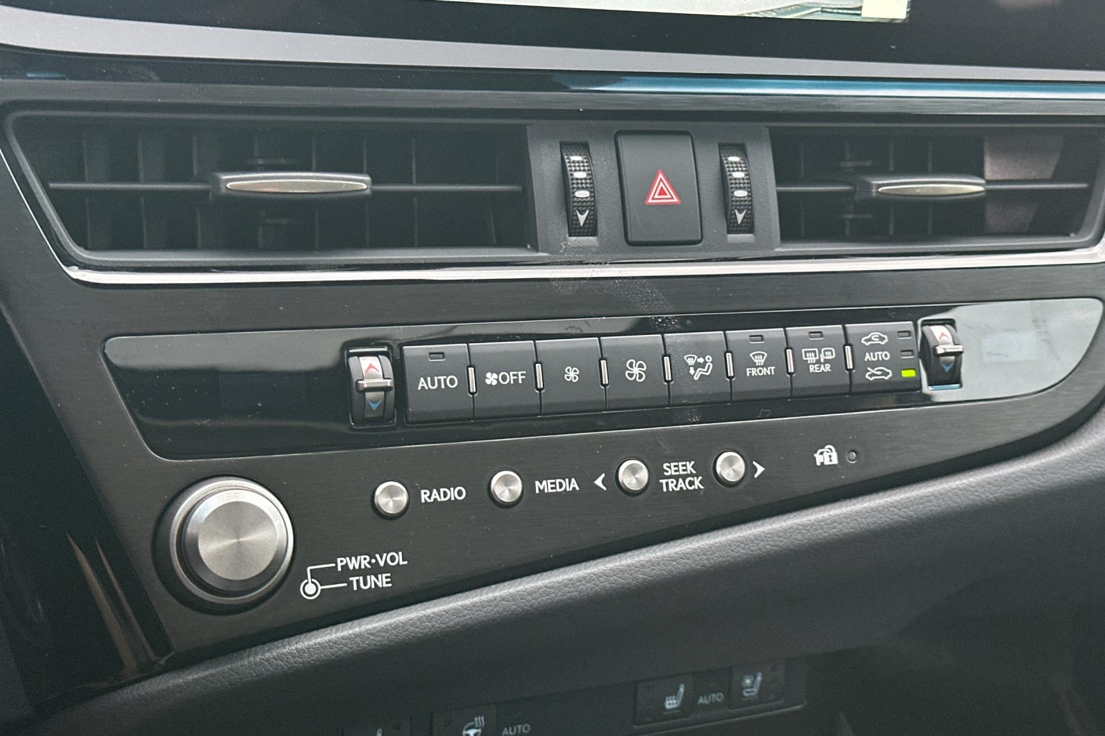 2025 Lexus ES 300h photo 16