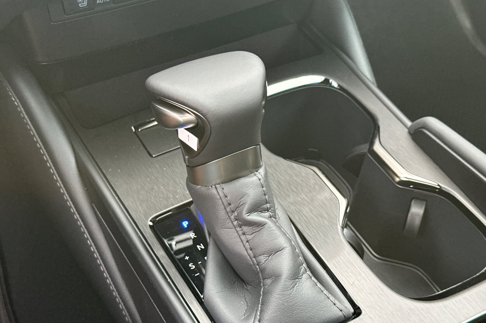 2025 Lexus ES 300h photo 17
