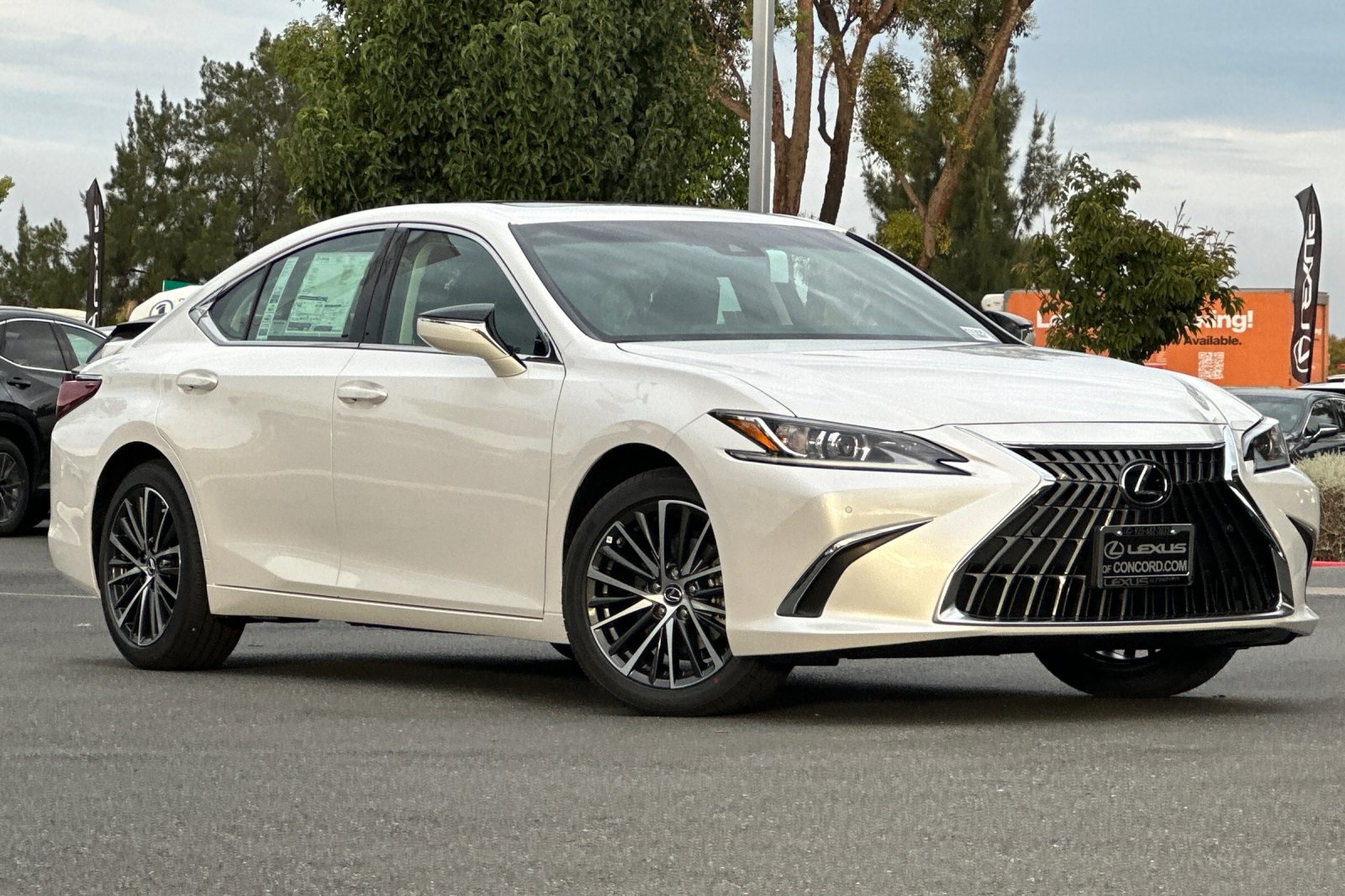2025 Lexus ES 300h photo 2