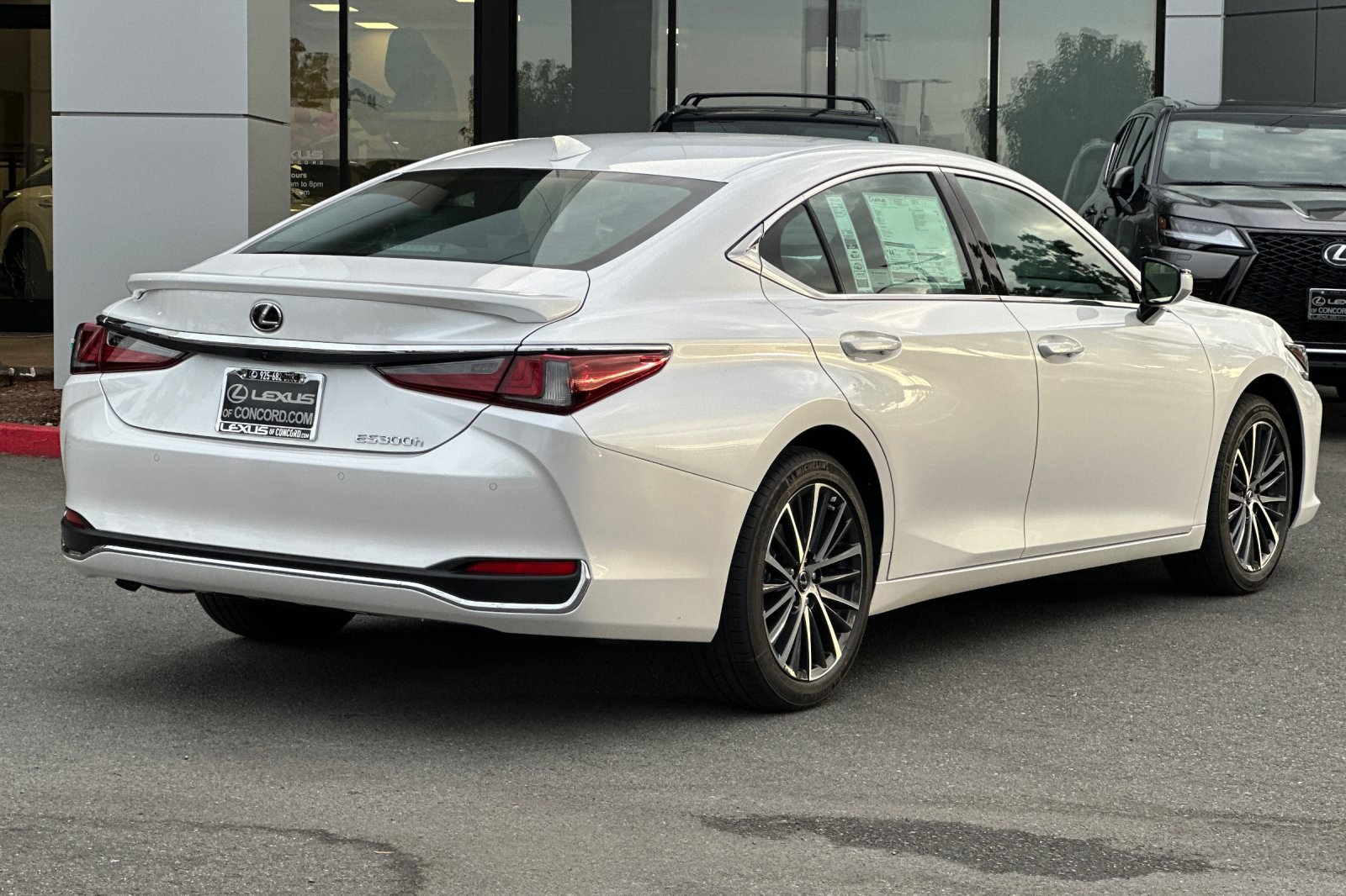 2025 Lexus ES 300h photo 4
