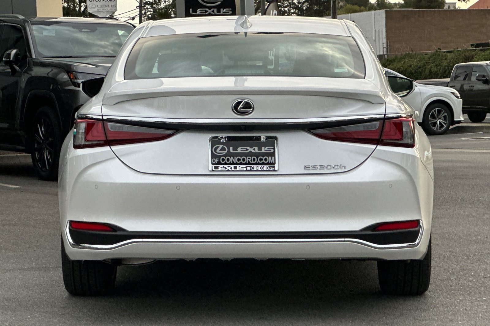 2025 Lexus ES 300h photo 5