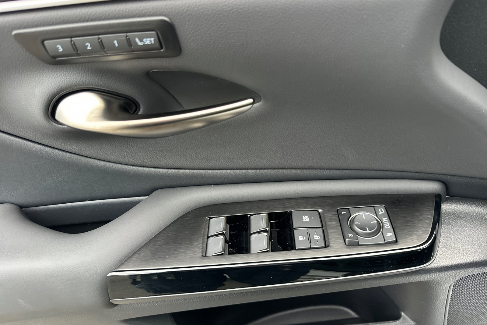 2025 Lexus ES 300h photo 8
