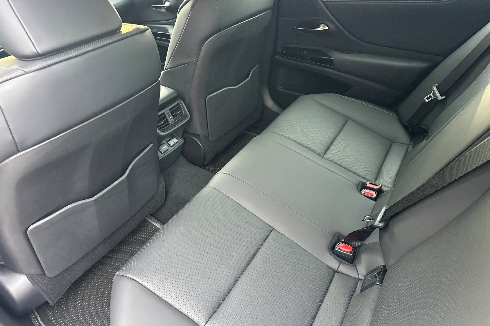 2025 Lexus ES 300h photo 9