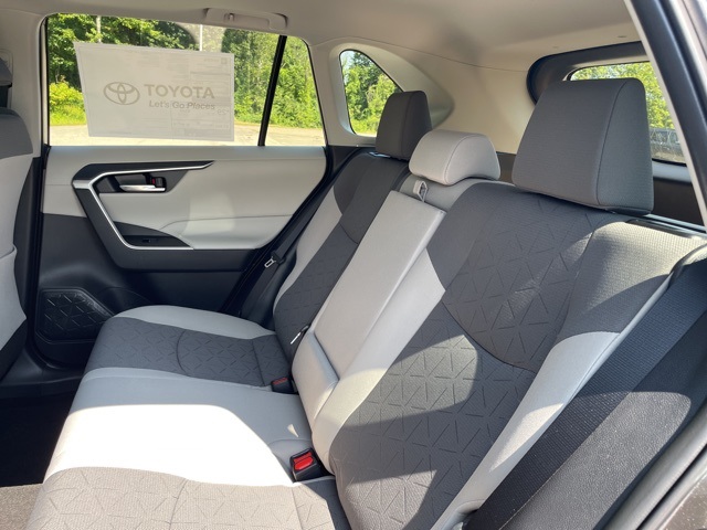 2025 Toyota RAV4 XLE photo 8