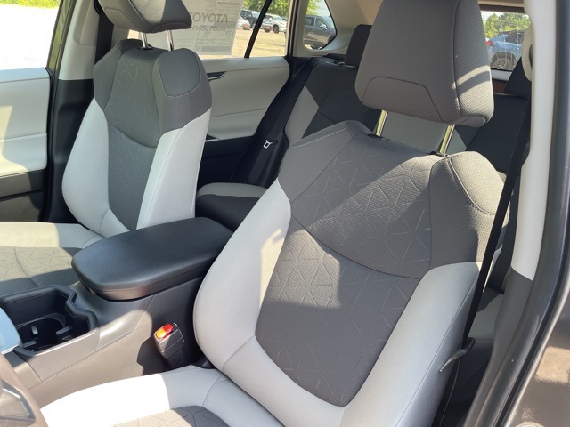 2025 Toyota RAV4 XLE photo 11