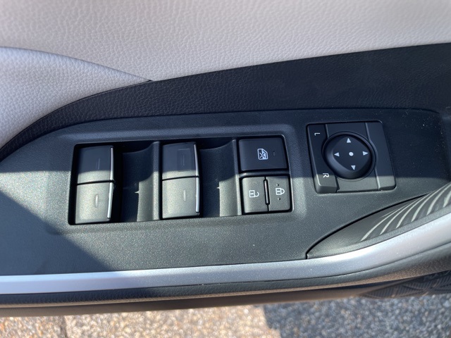 2025 Toyota RAV4 XLE photo 13