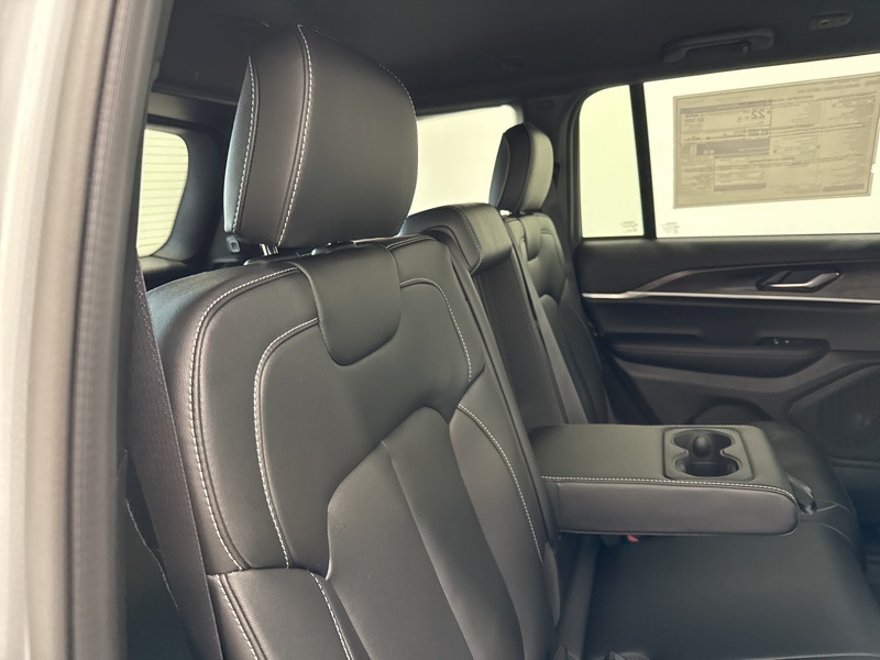 2025 Jeep Grand Cherokee Limited photo 8