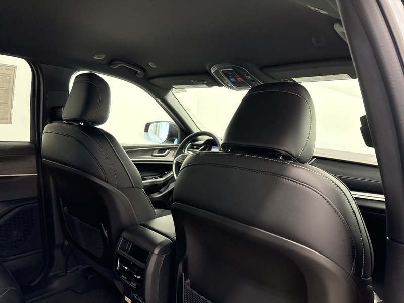 2025 Jeep Grand Cherokee Limited photo 9