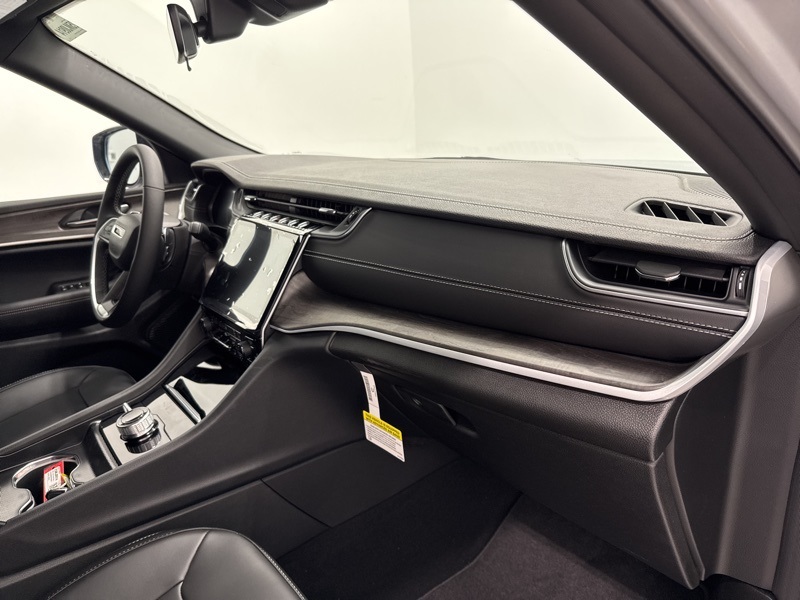 2025 Jeep Grand Cherokee Limited photo 13