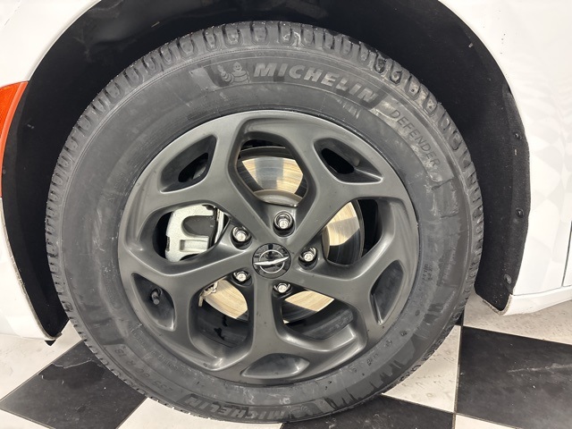 2024 Chrysler Pacifica Hybrid photo 2