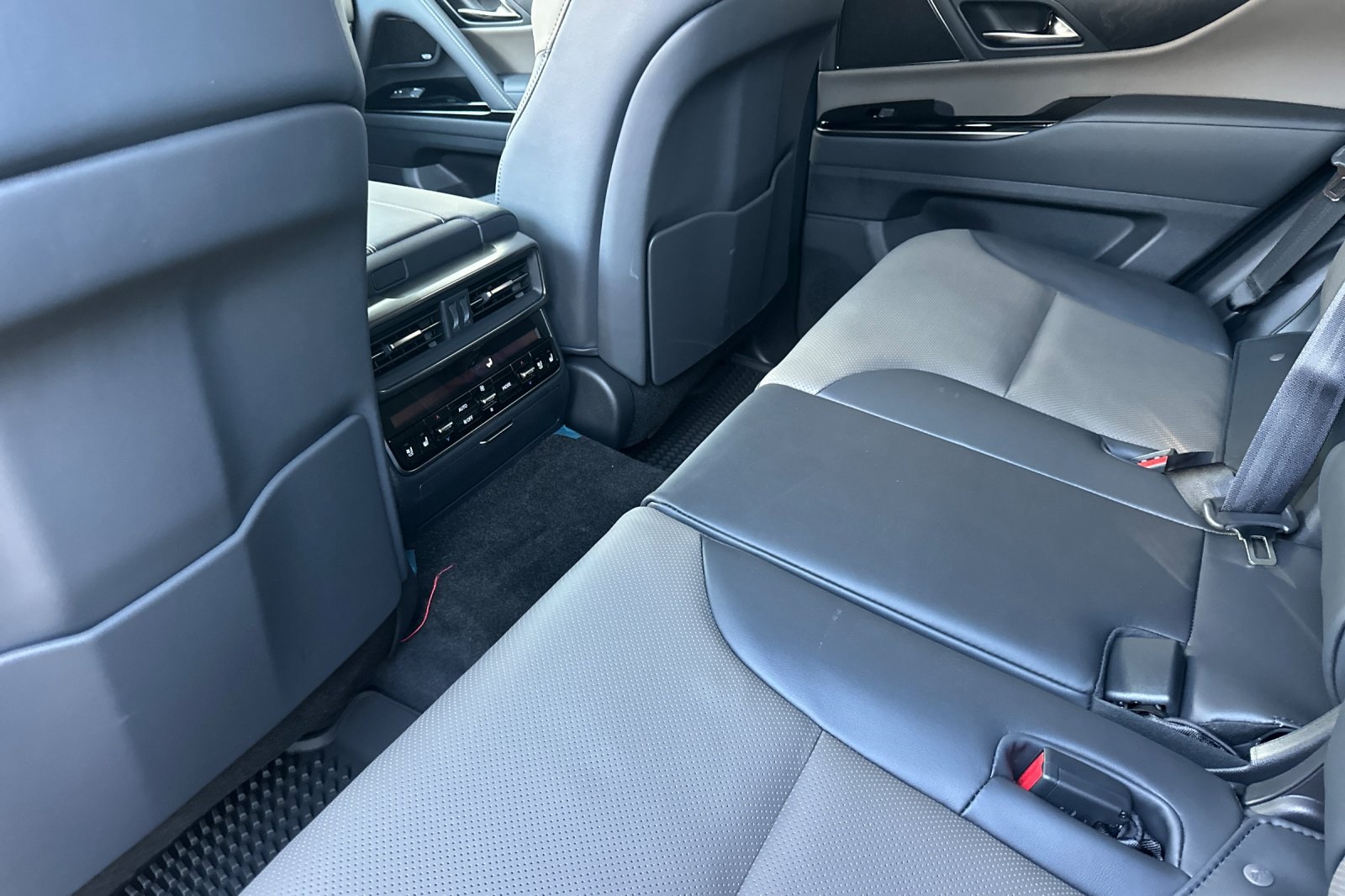 2025 Lexus LX photo 9