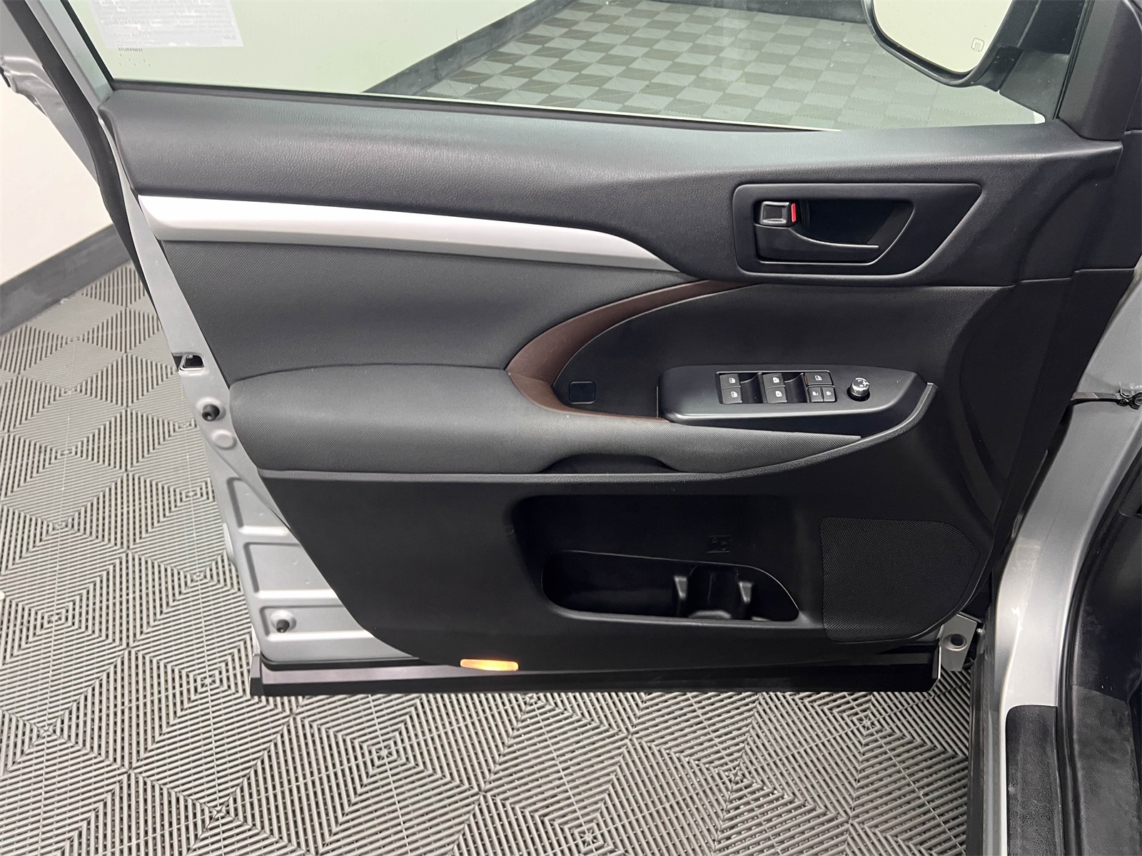 used 2018 Toyota Highlander car, priced at $20,996