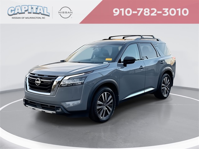 2022 Nissan Pathfinder Platinum's photo