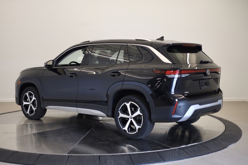 2025 Volkswagen Tiguan SE photo 3