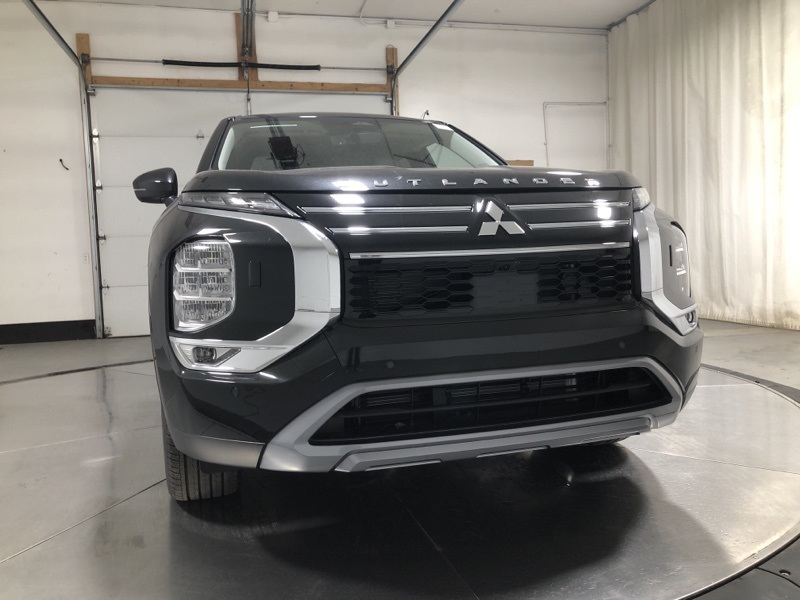 2025 Mitsubishi Outlander SE photo 2