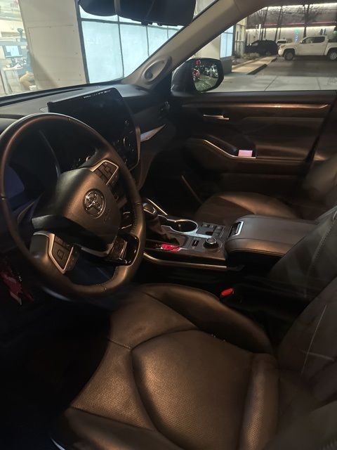 2024 Toyota Highlander Platinum's photo