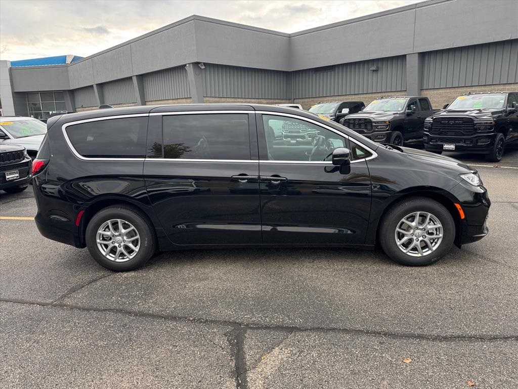 2026 Chrysler Pacifica photo 2